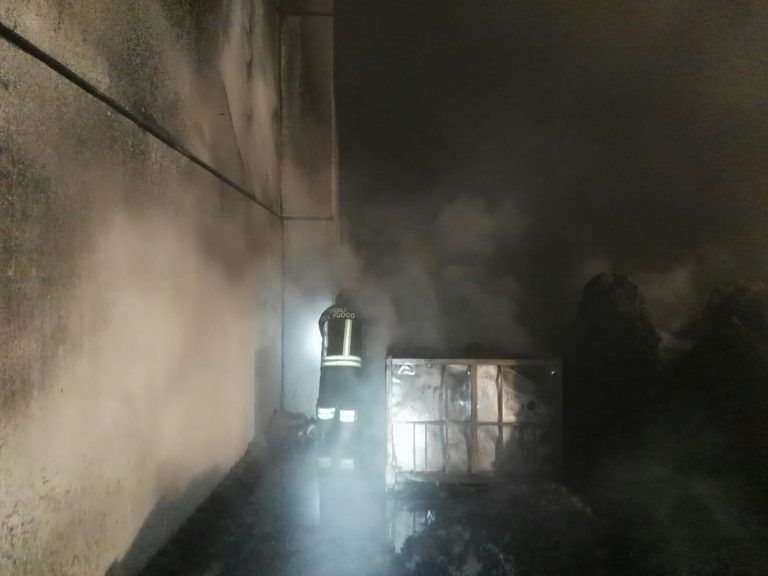 Cellino Attanasio, incendio nell’azienda di prodotti plastici FOTO VIDEO