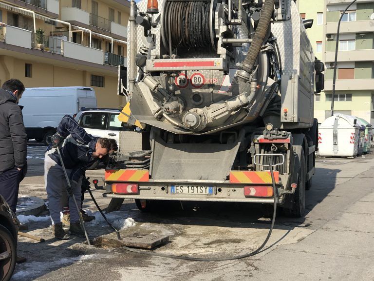 Pescara, fosso Bardet: sturate le fogne intasate, in attesa dei lavori