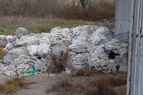 Sant’Omero, esposto in Procura per i rifiuti stoccati nell’azienda abbandonata