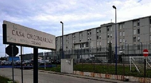 Carenza di poliziotti penitenziari e sovraffollamento di detenuti: l’allarme al carcere di Teramo