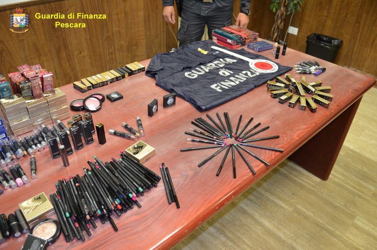 Pescara, cosmetici contraffatti: sequestrate 500 confezioni al mercato dello stadio FOTO