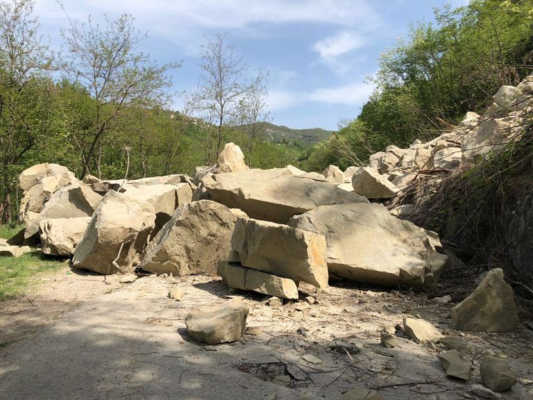 Montorio, esplosi 600 metri cubi di roccia per liberare provinciale FOTO VIDEO