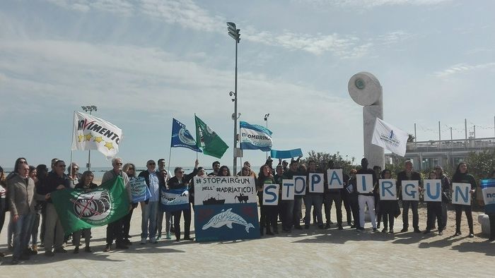 Flash mob contro le trivelle in Adriatico: da Mestre a Bari arriva l’appello al nuovo Parlamento VIDEO
