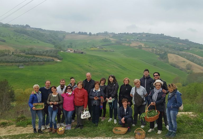 Primo Maggio con le Virtù: i ristoratori di Pineto alla scoperta delle erbe spontanee