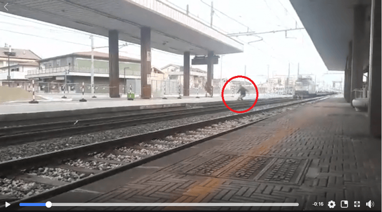 Montesilvano, sotto al treno per tentare il suicidio: individuato