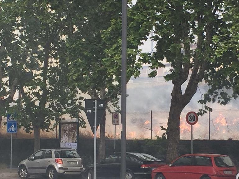 Pescara, incendio in via De Gasperi: stop ai treni