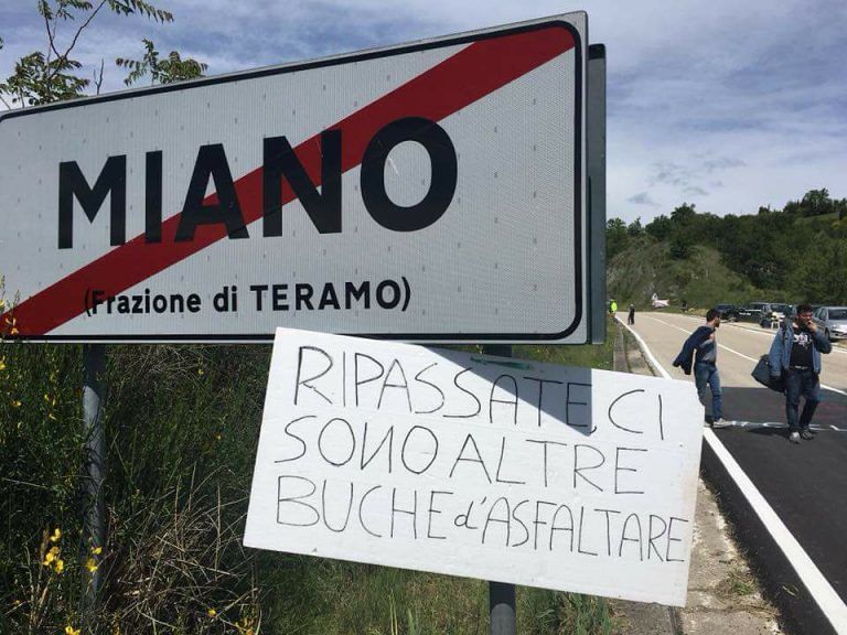 I teramani invitano il Giro d’Italia a tornare per… le buche FOTO