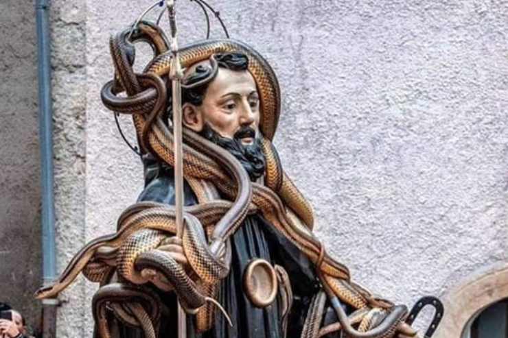 statua di San Domenico in processione durante la Festa dei Serpari di Cocullo