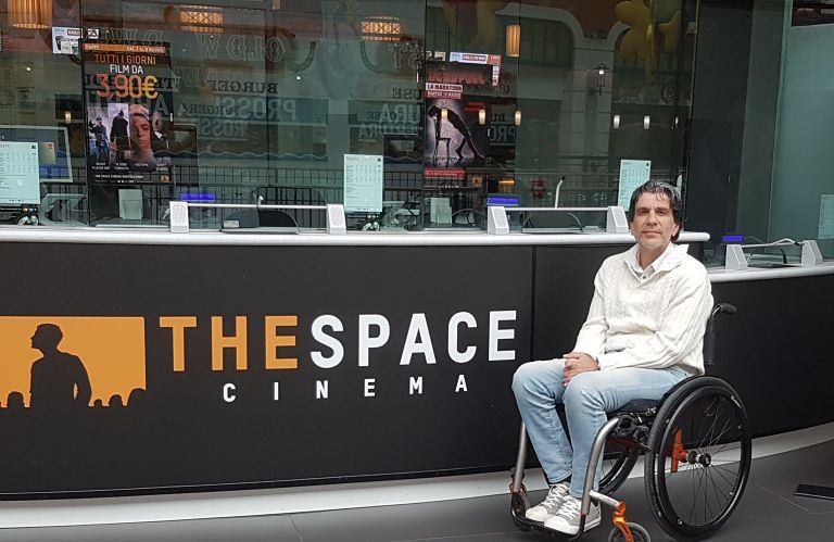 Montesilvano, Carrozzine determinate: “Niente più cinema gratis ai disabili”