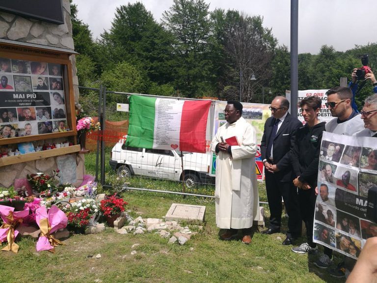 Rigopiano, il Giro d’Italia rende omaggio alle vittime dell’hotel