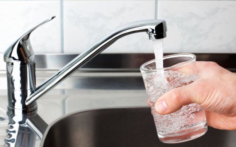 Il 67% degli abruzzesi ha bevuto l’acqua del rubinetto: l’indagine