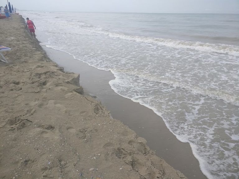 Alba Adriatica, i “gradoni” sulla spiaggia dopo il ripascimento FOTO