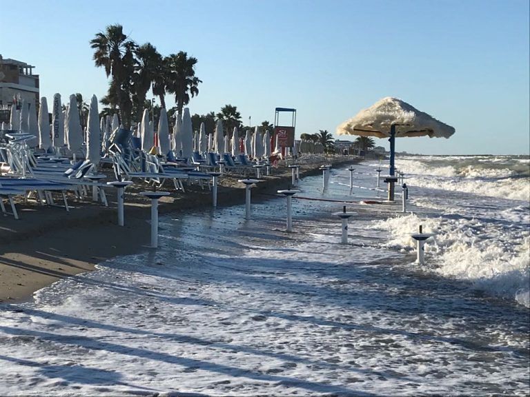 Alba Adriatica, la “terrazza sul mare” dopo la mareggiata: gli operatori turistici si appellano al neo-sindaco FOTO
