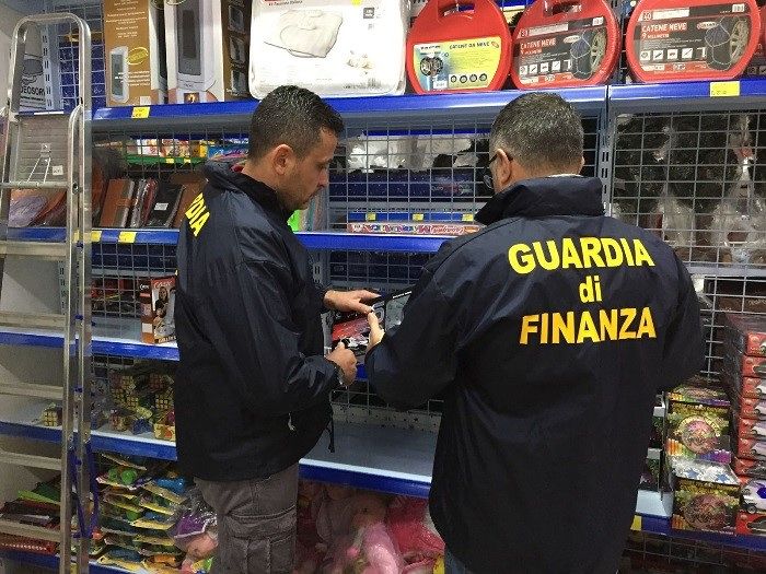 Pescara, sequestrati giocattoli e articoli natalizi contraffatti