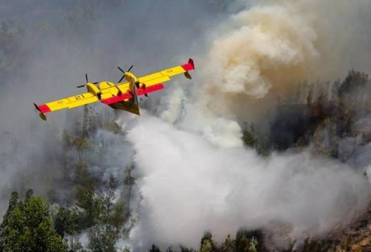 Incendi L’Aquila, oltre 500 lanci d’acqua al giorno dal canadair