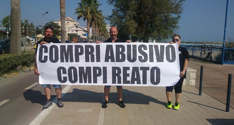 Montesilvano, manifestazione anti-abusivismo in spiaggia