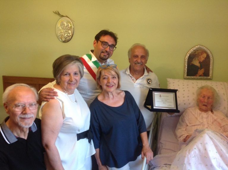 Teramo, il sindaco D’Alberto omaggia una centenaria di Poggio San Vittorino