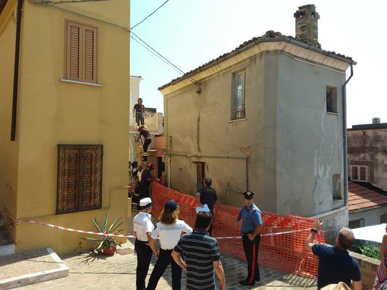 Spoltore, casa pericolante: i pompieri intervengono in Strada Intermedia FOTO