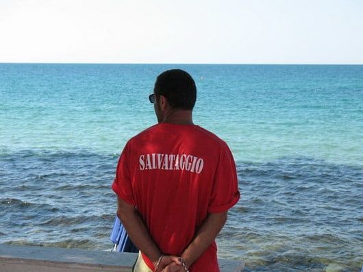 Martinsicuro, malore sulla spiaggia libera: salvato dalle bagnine