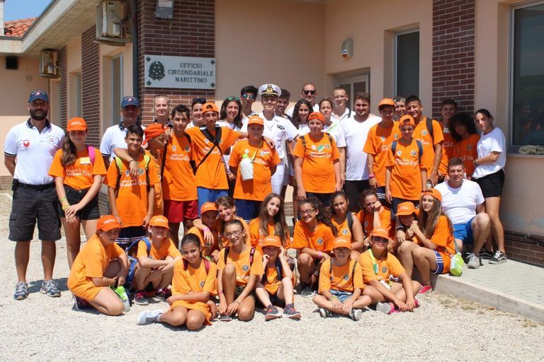 Giulianova, i ragazzi del campo scuola della Protezione Civile incontrano la Guardia Costiera
