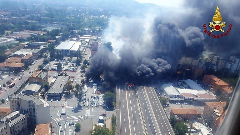 Incendio con esplosione sulla tangenziale a Bologna VIDEO