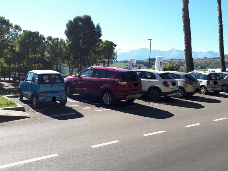 Parcheggi incivili all’ospedale Mazzini: la denuncia di Teramo Vivi Città FOTO