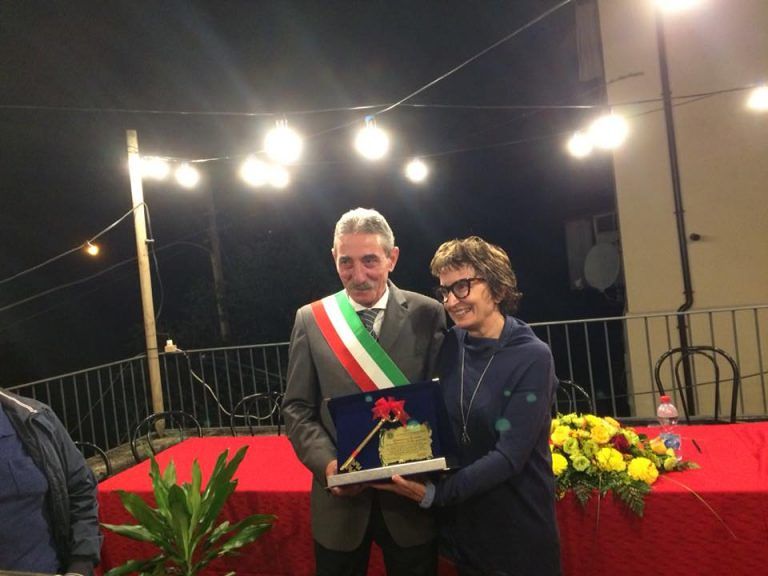Arsita, Donatella Di Pietrantonio commossa per la cittadinanza onoraria