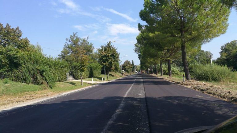 Sant’Omero, finalmente il nuovo asfalto sulla bonifica FOTO