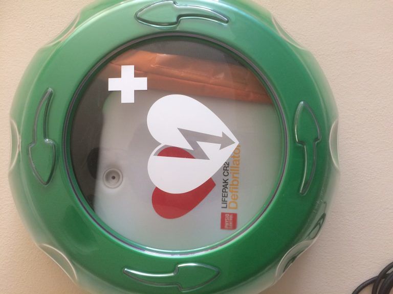 Roseto, quattro nuovi defibrillatori in centro grazie ad un’azienda