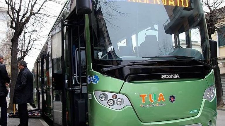 Vandali sull’autobus della Tua nella tratta Celano-L’Aquila