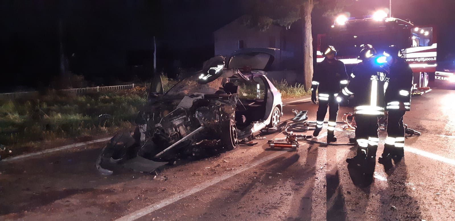 schianto sulla Statale finisce con l’auto contro un albero FOTO schianto sulla Statale finisce con l’auto contro un albero FOTO