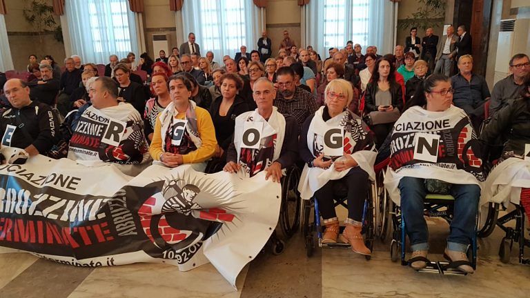 Pescara, parcheggi per disabili gratuiti: Carrozzine Determinate pronta a incatenarsi