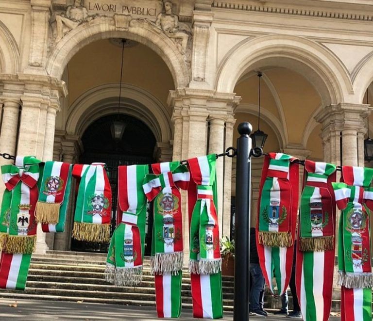Caro pedaggi, i sindaci appendono le fasce tricolori davanti al Ministero
