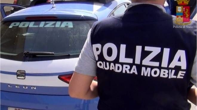 Pescara, banda armata rapina il portavalori delle Poste: 120mila euro di bottino, ferito un agente