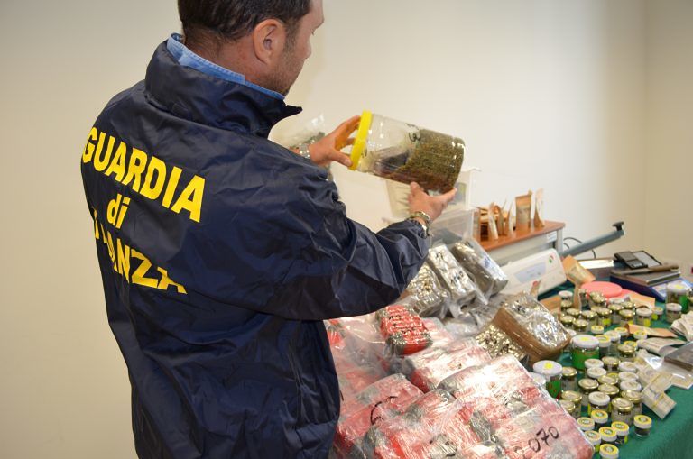 Pescara, blizt nei canapa store: sequestrati 36 chili di sostanze illegali