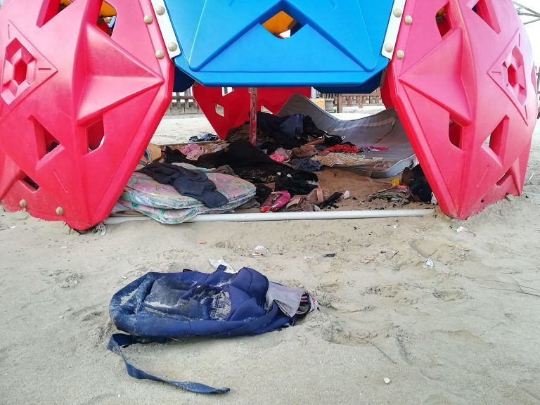 Montesilvano, bivacchi e degrado in spiaggia: rimossi i rifiuti FOTO