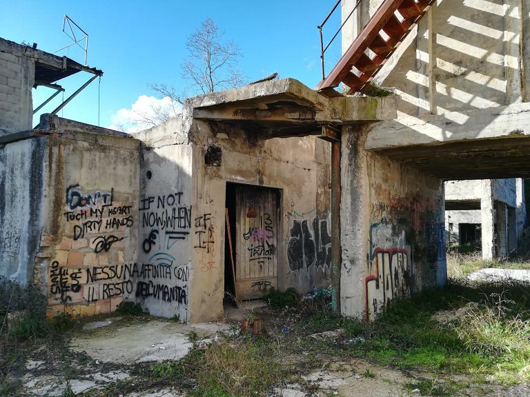 Pescara, l’ex Draga rifugio di sbandati: “Ragazzini tra tossici e immondizia” FOTO