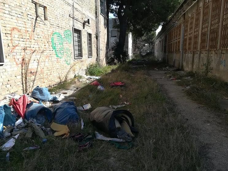 Pescara, l’ex Enfap nel degrado: rifiuti, siringhe e senzatetto sul lungomare FOTO