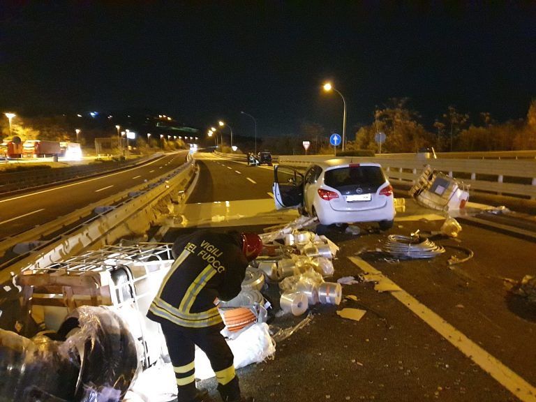 Tortoreto, caos in autostrada: Tir perde il carico durante la marcia FOTO