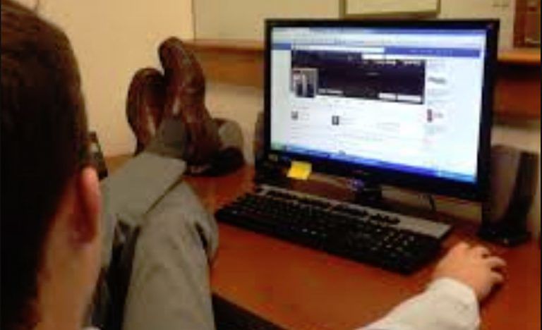 Su Facebook durante le ore di lavoro, Cassazione conferma il licenziamento