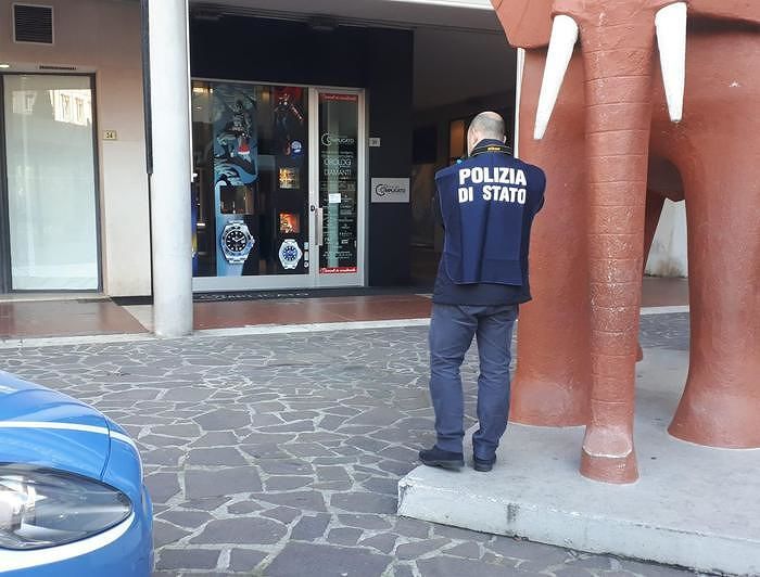Pescara, rapina in piazza Salotto: in 4 assaltano la gioielleria con i fucili