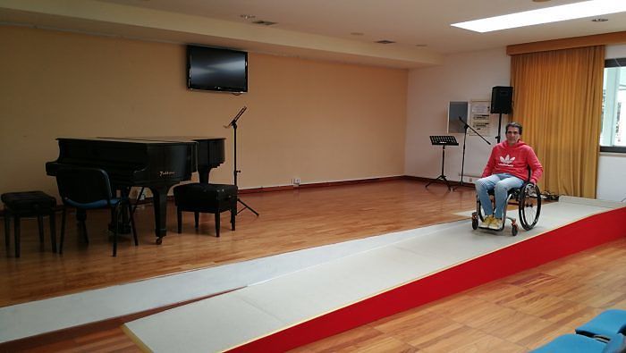 Montesilvano, disabilità: da oggi la sala di Palazzo Baldoni ha una rampa per accedere al palco