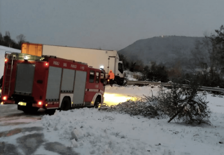 Civitella del Tronto, camion finisce fuori strada per il ghiaccio sulla provinciale FOTO