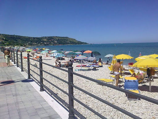 Spiaggia di Fossacesia, 2022 ultima stagione per le concessioni temporanee degli ombreggi