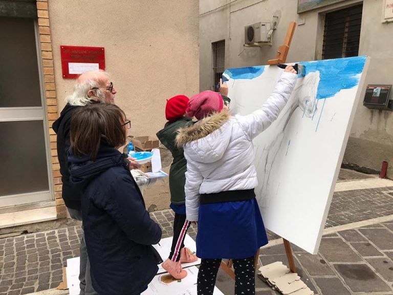 Atri, pittura nel museo all’aperto di Casoli per gli studenti del progetto Erasmus+