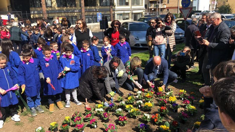 Teramo, studenti piccoli e grandi fanno rinascere i giardini di piazza Aldo Moro FOTO VIDEO