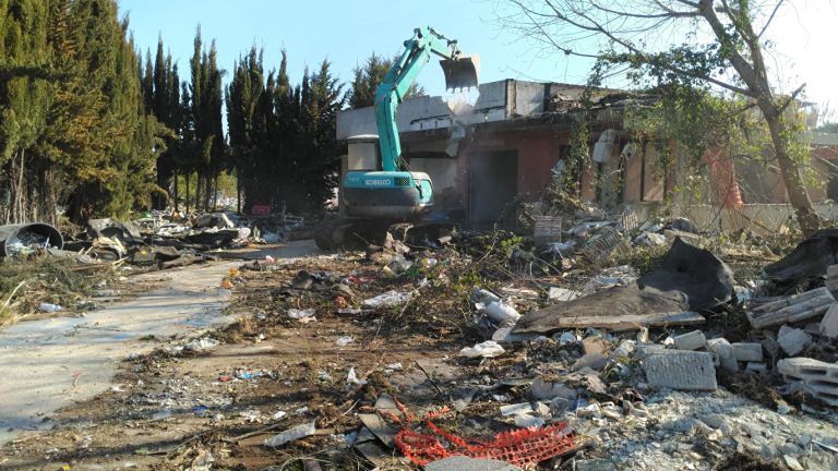 Martinsicuro, al via la demolizione dell’immobile abusivo di via Risorgimento FOTO VIDEO