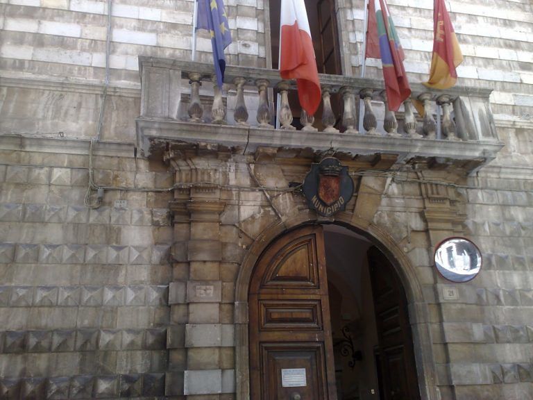 Sulmona, furbetti del cartellino: licenziamenti e sospensioni in Comune