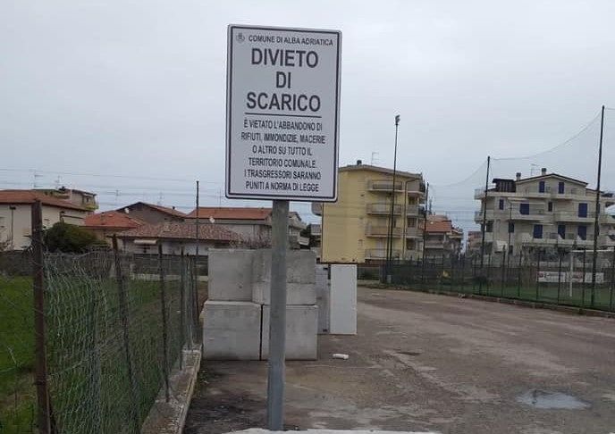 Alba Adriatica, abbandona rifiuti in strada: scoperto e multato