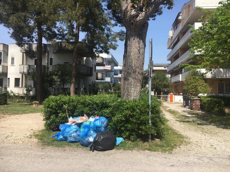 Alba Adriatica, rifiuti, erbacce e Iat chiuso durante il lungo ponte: le critiche di Città Viva